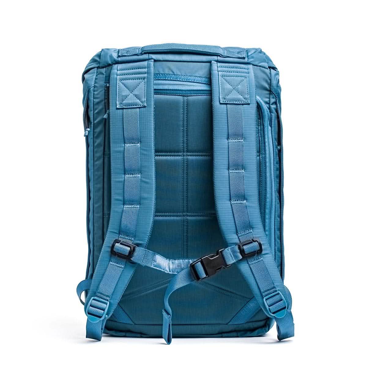 The GORUCK M23 - Ripstop ROBIC® in Tidal Blue and Speed Tan offers padded shoulder straps and adjustable buckles for a comfortable fit. Its cushioned back panel enhances ease of carrying, and the durable fabric design makes it perfect for both travel and daily use, with a capacity of 21 liters.