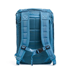 The GORUCK M23 - Ripstop ROBIC® in Tidal Blue and Speed Tan offers padded shoulder straps and adjustable buckles for a comfortable fit. Its cushioned back panel enhances ease of carrying, and the durable fabric design makes it perfect for both travel and daily use, with a capacity of 21 liters.