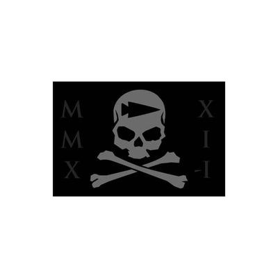 Centered on a black background, the Patch - GORUCK TRIBE - 2021 from GORUCK features an emblem of a skull and crossbones with an arrow running through it, capturing the essence of the Tribe. On either side, Roman numerals MMX and XI-I are displayed, echoing the style of exclusive patches.